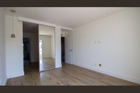 Casa de condomínio à venda com 320m², 4 quartos e 2 vagas Casa de condomínio à venda com 320m², 4 quartos e 2 vagasSuíte 2