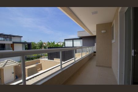 Casa de condomínio à venda com 320m², 4 quartos e 2 vagas Casa de condomínio à venda com 320m², 4 quartos e 2 vagasVaranda da Suíte 2 e 3