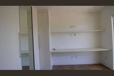 Casa de condomínio à venda com 320m², 4 quartos e 2 vagas Casa de condomínio à venda com 320m², 4 quartos e 2 vagasSuíte 3