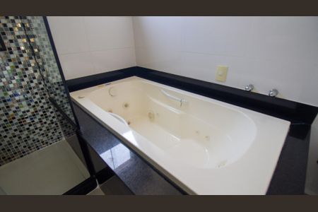 Casa de condomínio à venda com 320m², 4 quartos e 2 vagas Casa de condomínio à venda com 320m², 4 quartos e 2 vagasBanheiro da Suíte 2