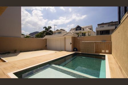 Casa de condomínio à venda com 320m², 4 quartos e 2 vagas Casa de condomínio à venda com 320m², 4 quartos e 2 vagasQuintal