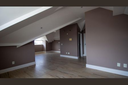 Casa de condomínio à venda com 320m², 4 quartos e 2 vagas Casa de condomínio à venda com 320m², 4 quartos e 2 vagasSotão