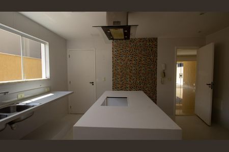 Casa de condomínio à venda com 320m², 4 quartos e 2 vagas Casa de condomínio à venda com 320m², 4 quartos e 2 vagasCozinha