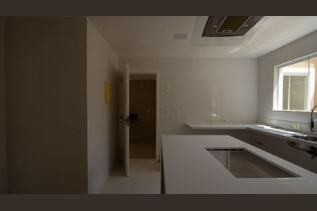 Casa de condomínio à venda com 320m², 4 quartos e 2 vagas Casa de condomínio à venda com 320m², 4 quartos e 2 vagasCozinha