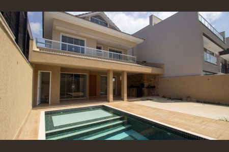 Casa de condomínio à venda com 320m², 4 quartos e 2 vagas Casa de condomínio à venda com 320m², 4 quartos e 2 vagasQuintal