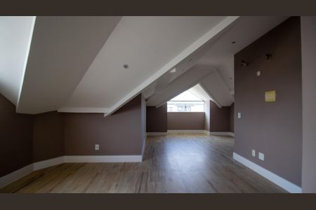 Casa de condomínio à venda com 320m², 4 quartos e 2 vagas Casa de condomínio à venda com 320m², 4 quartos e 2 vagasSotão