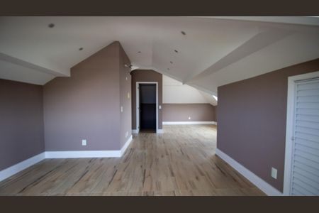 Casa de condomínio à venda com 320m², 4 quartos e 2 vagas Casa de condomínio à venda com 320m², 4 quartos e 2 vagasSotão