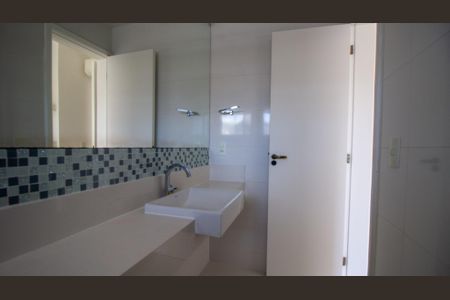 Casa de condomínio à venda com 320m², 4 quartos e 2 vagas Casa de condomínio à venda com 320m², 4 quartos e 2 vagasBanheiro da Suíte 3