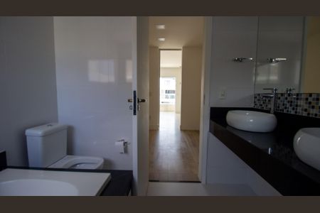 Casa de condomínio à venda com 320m², 4 quartos e 2 vagas Casa de condomínio à venda com 320m², 4 quartos e 2 vagasBanheiro da Suíte 2