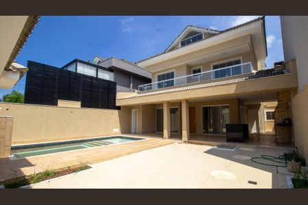 Casa de condomínio à venda com 320m², 4 quartos e 2 vagas Casa de condomínio à venda com 320m², 4 quartos e 2 vagasQuintal