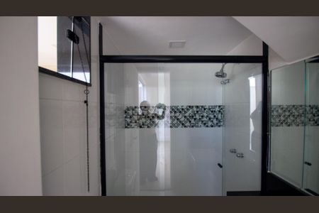 Casa de condomínio à venda com 320m², 4 quartos e 2 vagas Casa de condomínio à venda com 320m², 4 quartos e 2 vagasBanheiro da Suíte 1