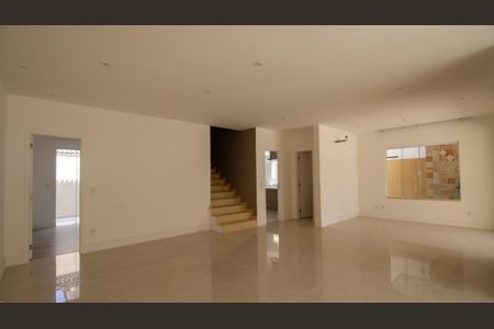 Casa de condomínio à venda com 320m², 4 quartos e 2 vagas Casa de condomínio à venda com 320m², 4 quartos e 2 vagasSala