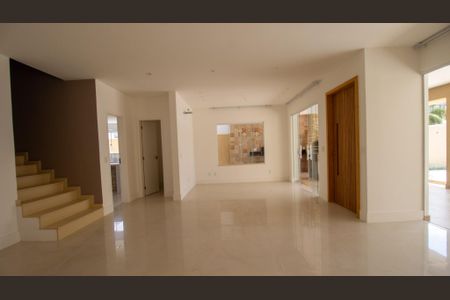 Casa de condomínio à venda com 320m², 4 quartos e 2 vagas Casa de condomínio à venda com 320m², 4 quartos e 2 vagasSala