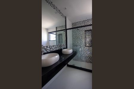 Casa de condomínio à venda com 320m², 4 quartos e 2 vagas Casa de condomínio à venda com 320m², 4 quartos e 2 vagasBanheiro da Suíte 2