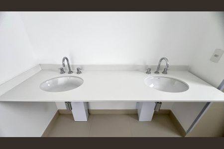 Apartamento para alugar com 195m², 4 quartos e 3 vagas Apartamento para alugar com 195m², 4 quartos e 3 vagasBanheiro da Suíte 1