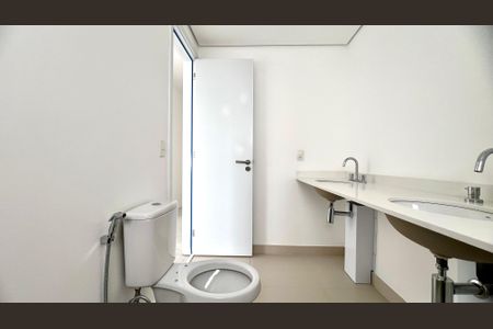 Apartamento para alugar com 195m², 4 quartos e 3 vagas Apartamento para alugar com 195m², 4 quartos e 3 vagasBanheiro da Suíte 1