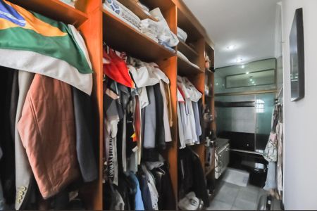 Casa à venda com 275m², 3 quartos e 2 vagasBanheiro da Suíte 1 e closet