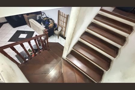 Casa à venda com 125m², 3 quartos e 6 vagas Casa à venda com 125m², 3 quartos e 6 vagasEscada