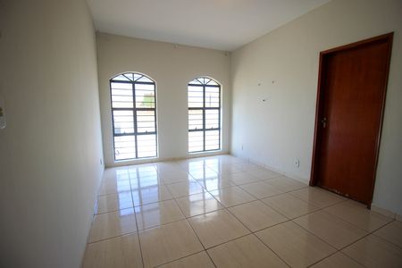 Casa para alugar com 140m², 3 quartos e 4 vagas Casa para alugar com 140m², 3 quartos e 4 vagasSala