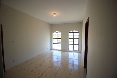 Casa para alugar com 140m², 3 quartos e 4 vagas Casa para alugar com 140m², 3 quartos e 4 vagasSala