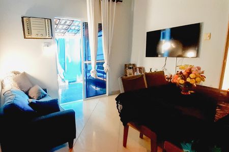 Casa de condomínio para alugar com 110m², 2 quartos e 3 vagasSala