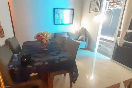 Casa de condomínio para alugar com 110m², 2 quartos e 3 vagasSala