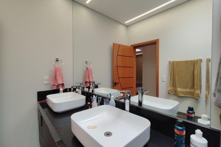 Casa de condomínio à venda com 301m², 4 quartos e 4 vagasBanheiro Suíte