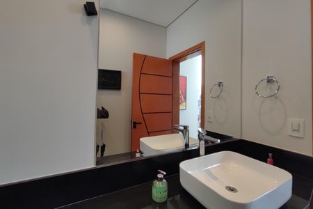 Casa de condomínio à venda com 301m², 4 quartos e 4 vagasLavabo