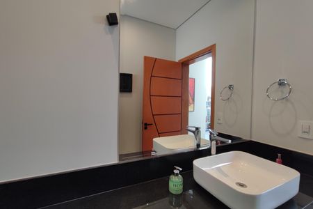 Casa de condomínio à venda com 301m², 4 quartos e 4 vagasLavabo