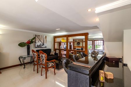 Casa à venda com 290m², 3 quartos e 2 vagas Casa à venda com 290m², 3 quartos e 2 vagasSala de Jantar