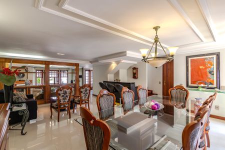 Casa à venda com 290m², 3 quartos e 2 vagas Casa à venda com 290m², 3 quartos e 2 vagasSala de Jantar