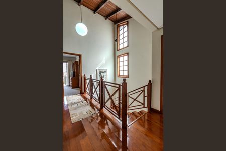 Casa à venda com 290m², 3 quartos e 2 vagas Casa à venda com 290m², 3 quartos e 2 vagasEscada