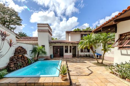 Casa à venda com 290m², 3 quartos e 2 vagas Casa à venda com 290m², 3 quartos e 2 vagasPiscina