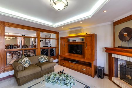 Casa à venda com 290m², 3 quartos e 2 vagas Casa à venda com 290m², 3 quartos e 2 vagasSala de TV