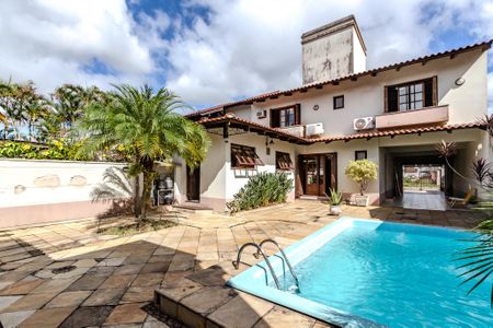 Casa à venda com 290m², 3 quartos e 2 vagas Casa à venda com 290m², 3 quartos e 2 vagasPiscina