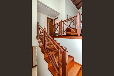 Casa à venda com 290m², 3 quartos e 2 vagas Casa à venda com 290m², 3 quartos e 2 vagasEscada