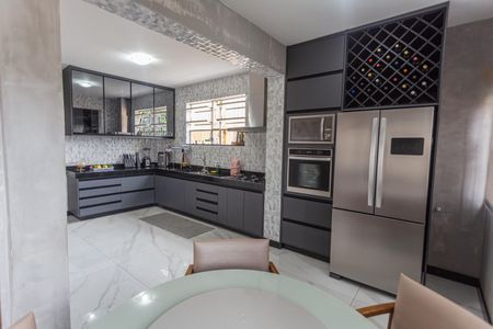 Casa à venda com 300m², 4 quartos e 4 vagas Casa à venda com 300m², 4 quartos e 4 vagasCozinha