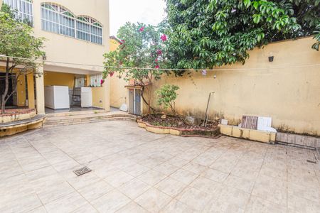 Casa à venda com 300m², 4 quartos e 4 vagas Casa à venda com 300m², 4 quartos e 4 vagasQuintal/Churrasqueira