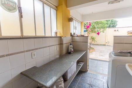 Casa à venda com 300m², 4 quartos e 4 vagas Casa à venda com 300m², 4 quartos e 4 vagasÁrea de Serviço no Quintal