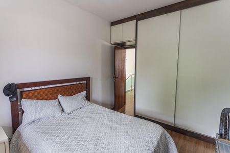 Casa à venda com 300m², 4 quartos e 4 vagas Casa à venda com 300m², 4 quartos e 4 vagasQuarto 1