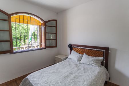 Casa à venda com 300m², 4 quartos e 4 vagas Casa à venda com 300m², 4 quartos e 4 vagasQuarto 1