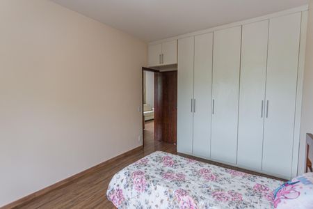 Casa à venda com 300m², 4 quartos e 4 vagas Casa à venda com 300m², 4 quartos e 4 vagasQuarto 3