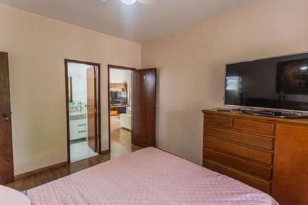 Casa à venda com 300m², 4 quartos e 4 vagas Casa à venda com 300m², 4 quartos e 4 vagasSuíte