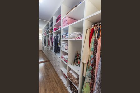 Casa à venda com 300m², 4 quartos e 4 vagas Casa à venda com 300m², 4 quartos e 4 vagasCloset da Suíte