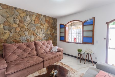 Casa à venda com 300m², 4 quartos e 4 vagas Casa à venda com 300m², 4 quartos e 4 vagasSala