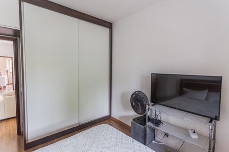 Casa à venda com 300m², 4 quartos e 4 vagas Casa à venda com 300m², 4 quartos e 4 vagasQuarto 1