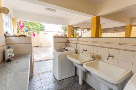 Casa à venda com 300m², 4 quartos e 4 vagas Casa à venda com 300m², 4 quartos e 4 vagasÁrea de Serviço no Quintal