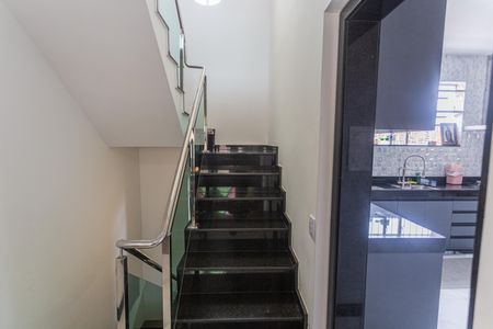 Casa à venda com 300m², 4 quartos e 4 vagas Casa à venda com 300m², 4 quartos e 4 vagasEscada