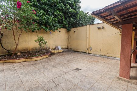 Casa à venda com 300m², 4 quartos e 4 vagas Casa à venda com 300m², 4 quartos e 4 vagasQuintal/Churrasqueira