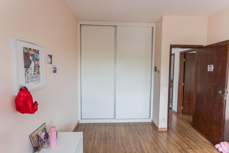 Casa à venda com 300m², 4 quartos e 4 vagas Casa à venda com 300m², 4 quartos e 4 vagasQuarto 2